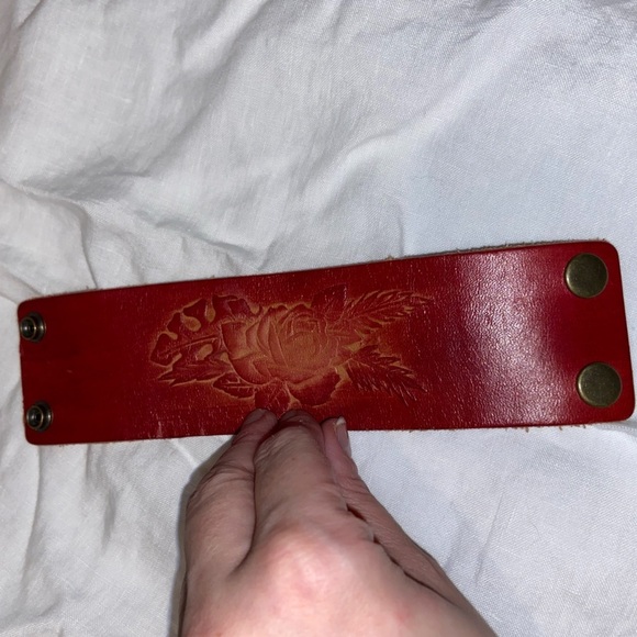 Women’s Y2K vintage dark red leather‎ Bracelet with engraved roses - Picture 2 of 7
